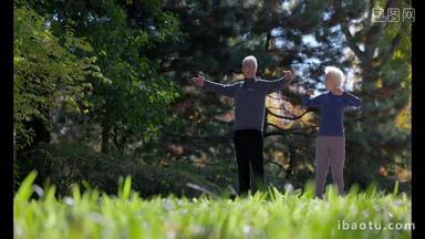 幸福的老年夫妇在公园里锻炼身体